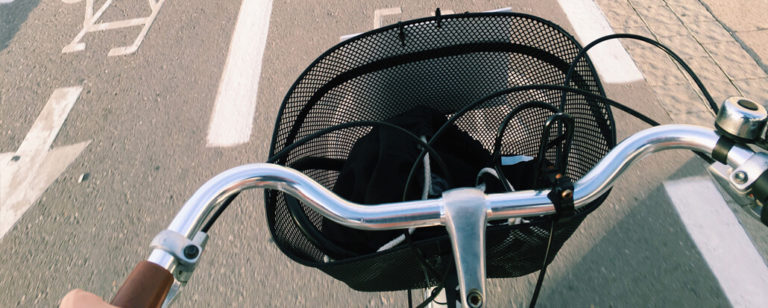 cesta da bicicleta na cor preta com pertences do ciclista dentro.