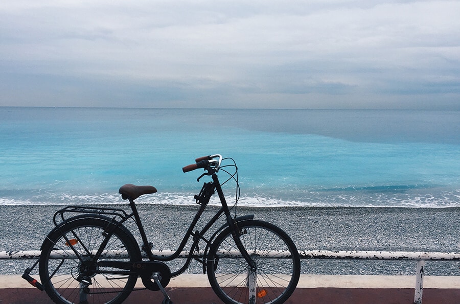 Bicicleta ao lado do mar.