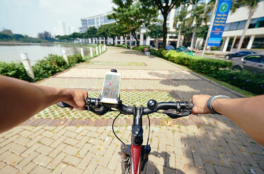 Pessoa andando de bike com GPS. 