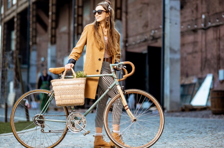 Mulher andando de bicicleta na cidade.